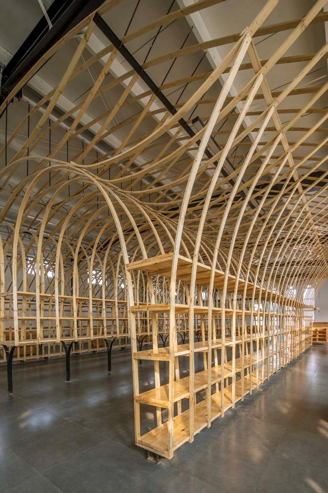 入口處看南側(cè)貨架.jpg 入口處看南側(cè)貨架.jpg