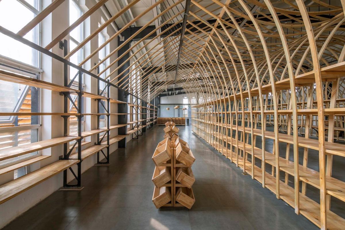 南側(cè)廊道與側(cè)窗.jpg 南側(cè)廊道與側(cè)窗.jpg