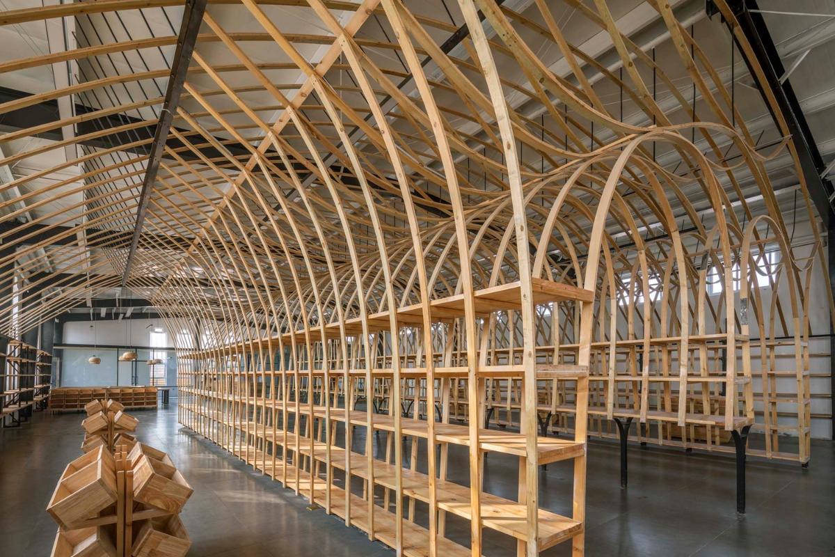 南側(cè)貨架區(qū).jpg 南側(cè)貨架區(qū).jpg